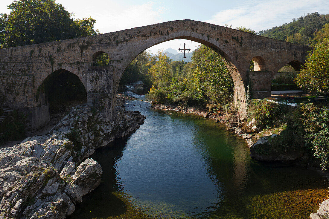 Puente Romano, bridge, Romanesque, Rio Sella, river, Cangas de Onis, province of Asturias, Principality of Asturias, Northern Spain, Spain, Europe