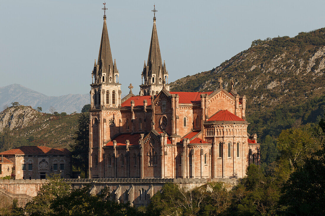 Basilica de Santa Maria la Real, Basilika, 19.Jhd, Covadonga, Wallfahrtsstätte, bei Cangas de Onis, Picos de Europa, Provinz Asturias, Principado de Asturias, Asturien, Nordspanien, Spanien, Europa