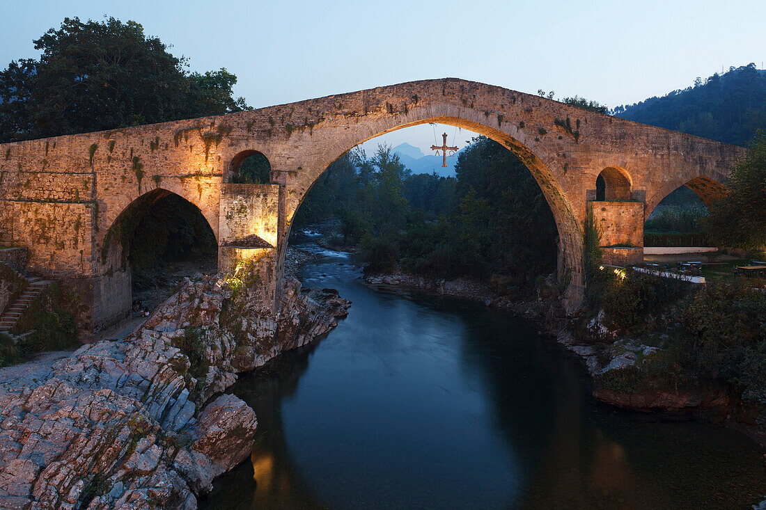Puente Romano, bridge, Romanesque, Rio Sella, river, Cangas de Onis, province of Asturias, Principality of Asturias, Northern Spain, Spain, Europe