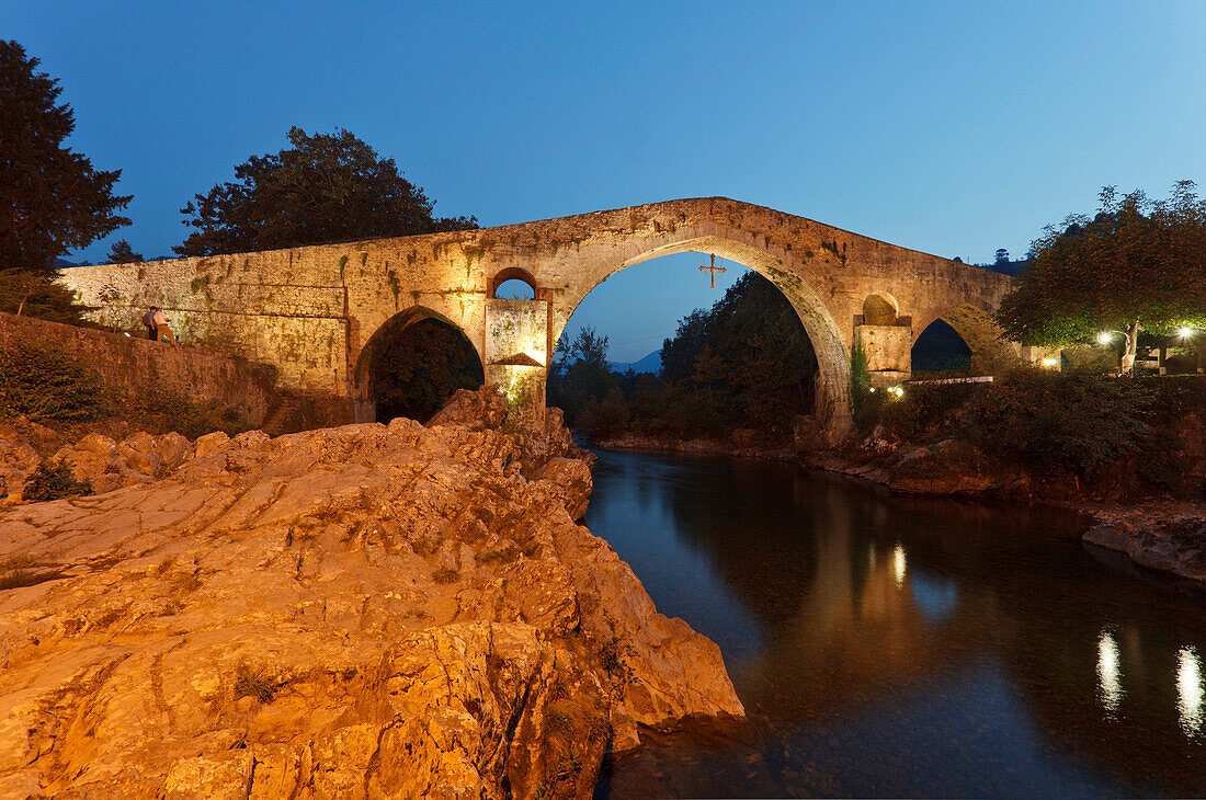 Puente Romano, bridge, Romanesque, Rio Sella, river, Cangas de Onis, province of Asturias, Principality of Asturias, Northern Spain, Spain, Europe