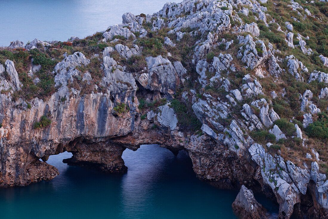 Playa de Cuevas del Mar, Felsformationen, Felsbogen, Küste, Atlantik, bei Ribadesella, Camino de la Costa, Küstenweg, Camino del Norte, Jakobsweg, Camino de Santiago, Pilgerweg, Provinz Asturias, Asturien, Nordspanien, Spanien, Europa