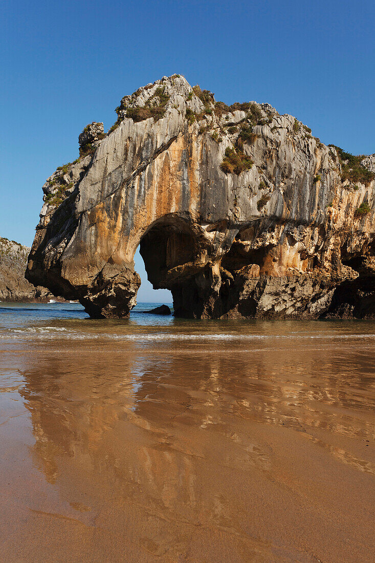 Playa de Cuevas del Mar, Strand, Felsformationen, Höhlen, Felsbogen, Küste, Atlantik, bei Ribadesella, Camino de la Costa, Küstenweg, Camino del Norte, Jakobsweg, Camino de Santiago, Pilgerweg, Provinz Asturias, Principado de Asturias, Asturien, Nordspani