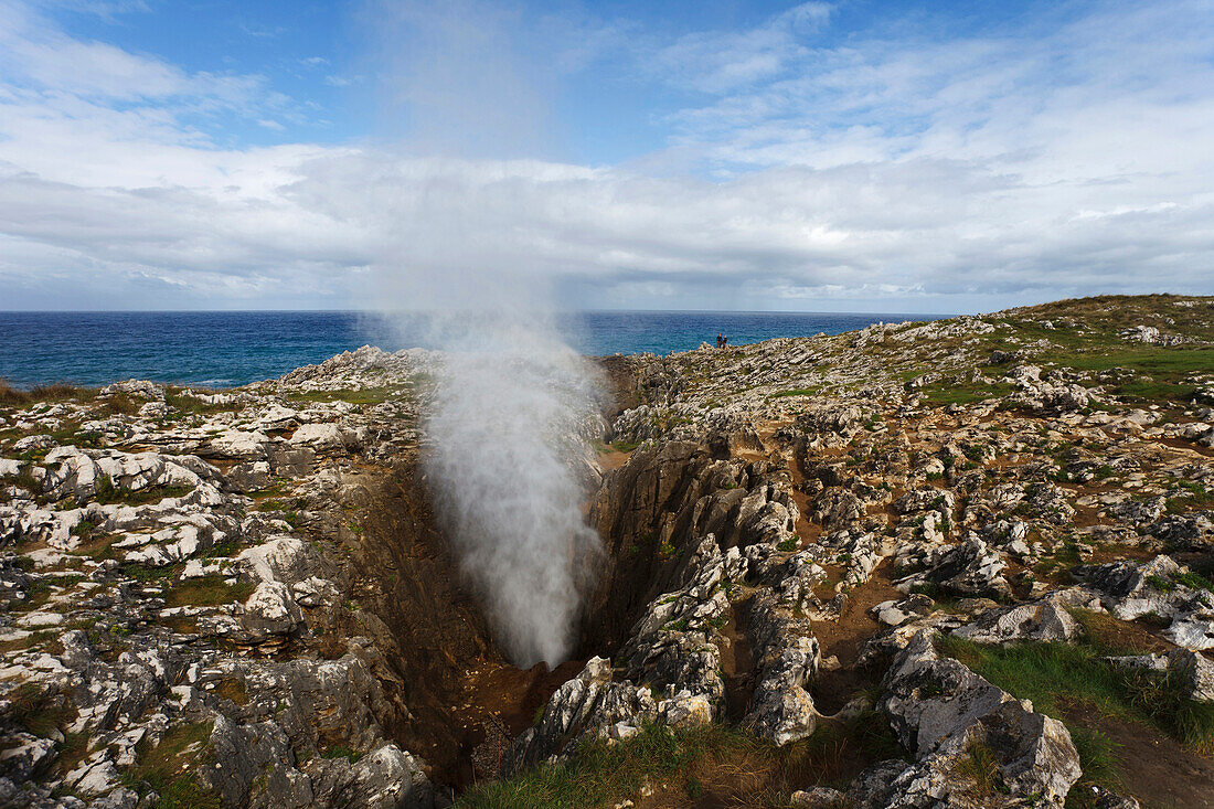 Bufones de las Arenillas, Brandungs-Geysir, Karst, Gezeiten, Meer, Brandung, Atlantik, bei Llanes, Camino de la Costa, Küstenweg, Camino del Norte, Jakobsweg, Camino de Santiago, Pilgerweg, Provinz Asturias, Principado de Asturias, Asturien, Nordspanien, 