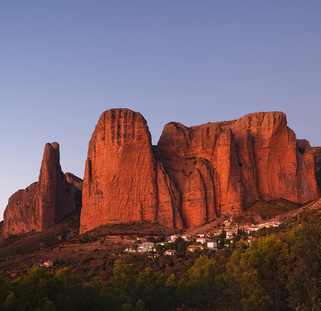 Los Mallos de Riglos, Felsformationen, Berge, Dorf Riglos, Provinz Huesca, Aragonien, Aragon, Nordspanien, Spanien, Europa