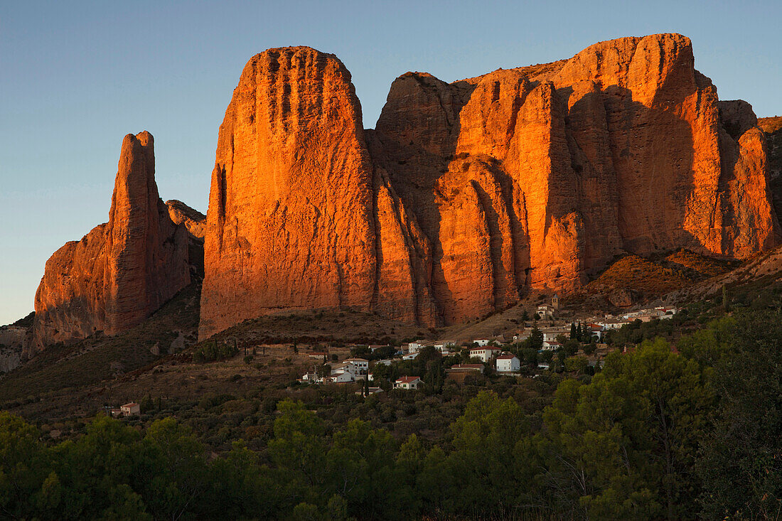 Los Mallos de Riglos, Felsformationen, Berge, Dorf Riglos, Provinz Huesca, Aragonien, Aragon, Nordspanien, Spanien, Europa