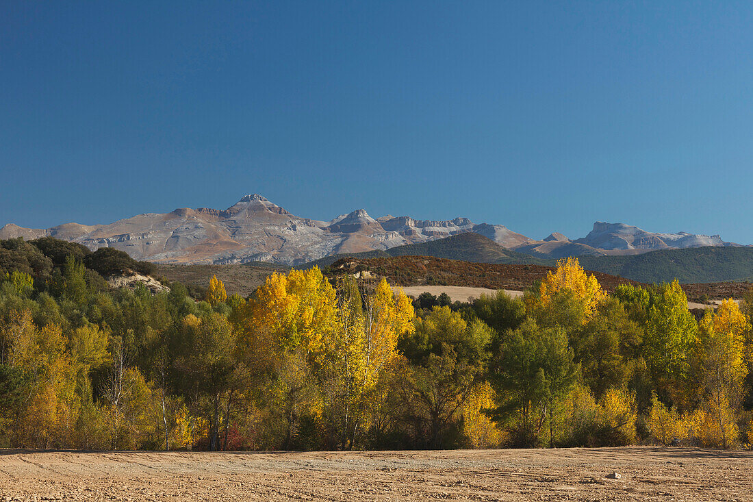 Blick auf den Pyrenäen-Hauptkamm Richtung Monte Perdido, Herbst, Puente La Reina de Jaca, Camino Aragones, Camino Frances, Jakobsweg, Camino de Santiago, Pilgerweg, Provinz Huesca, Aragonien, Aragon, Nordspanien, Spanien, Europa