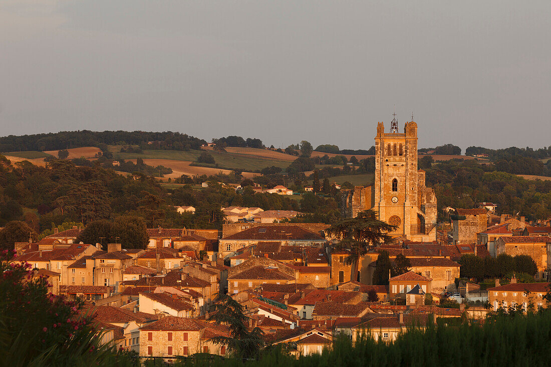 Stadtansicht mit Cathedrale Saint-Pierre, Kathedrale, gotisch, Condom, Condom-en-Armanac, Department Gers, Region Midi-Pyrenees, Via Podiensis, Camino de Santiago, Jakobsweg, Frankreich, Europa