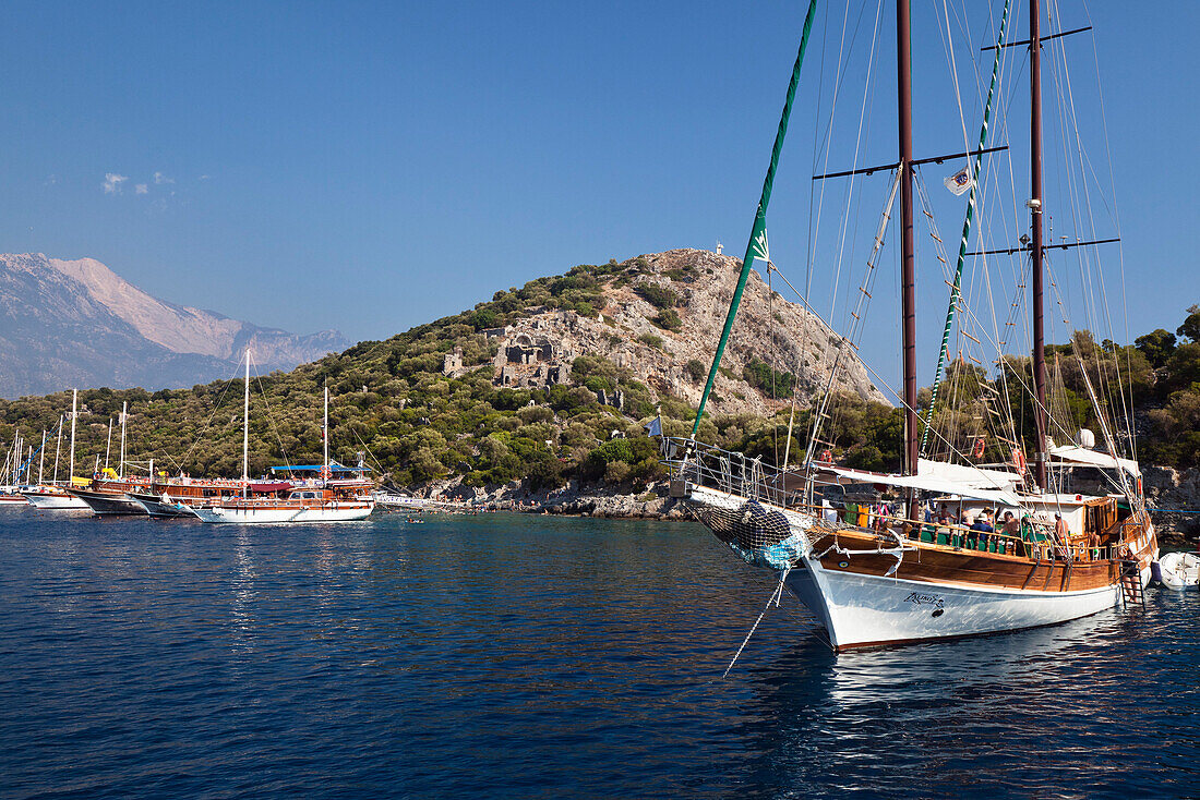 Ausflugs Yachten vor der Insel Gemiler, lykische Küste, Mittelmeer, Türkei