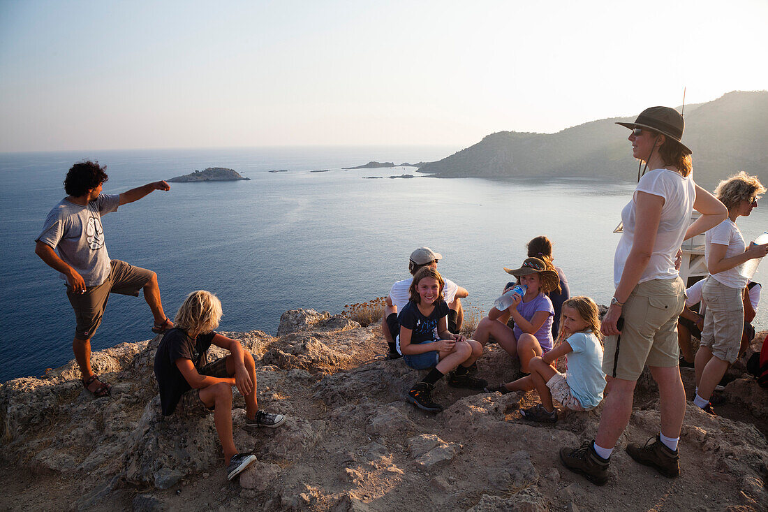 Touristen auf dem Gipfel der Insel Gemiler im Golf von Fethiye, lykische Küste, Mittelmeer, Türkei