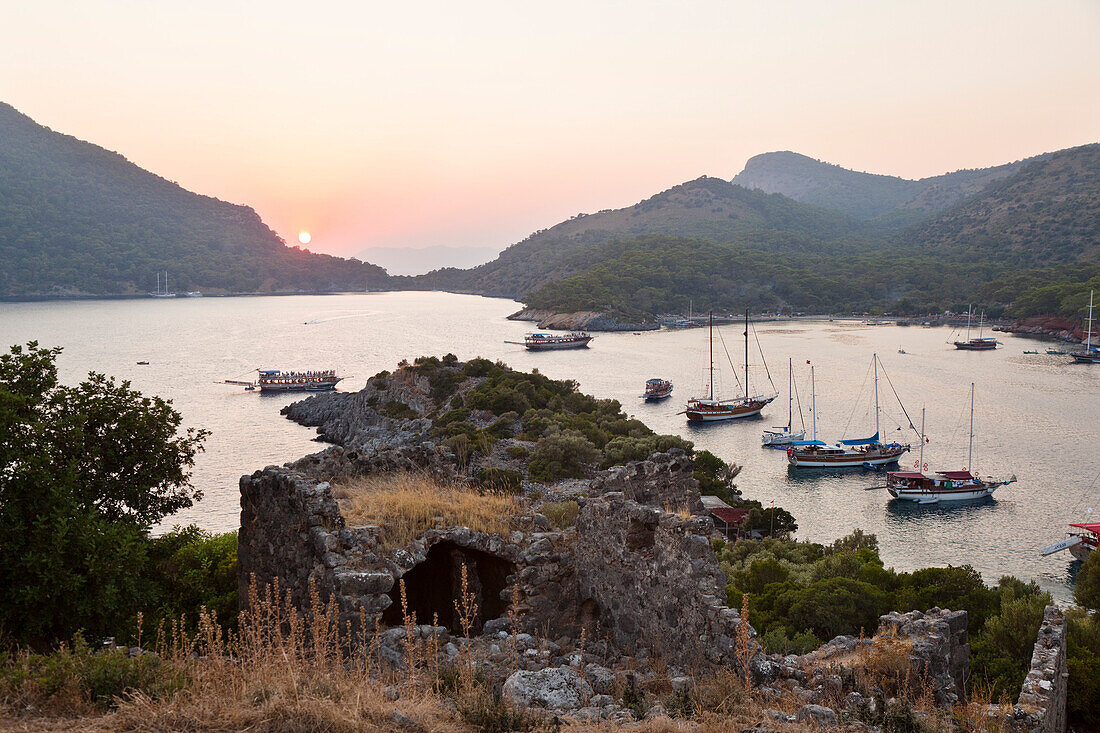 Byzanthinische Kirche auf der Insel Gemiler bei Sonnenuntergang, lykische Küste, Mittelmeer, Türkei