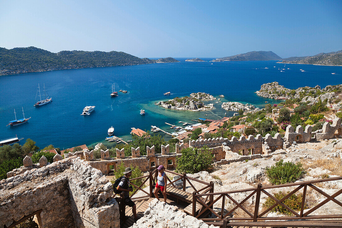 Simena mit Burg von Kaleköy, Blick auf die versunkene Stadt von Kekova, lykische Küste, Mittelmeer, Türkei