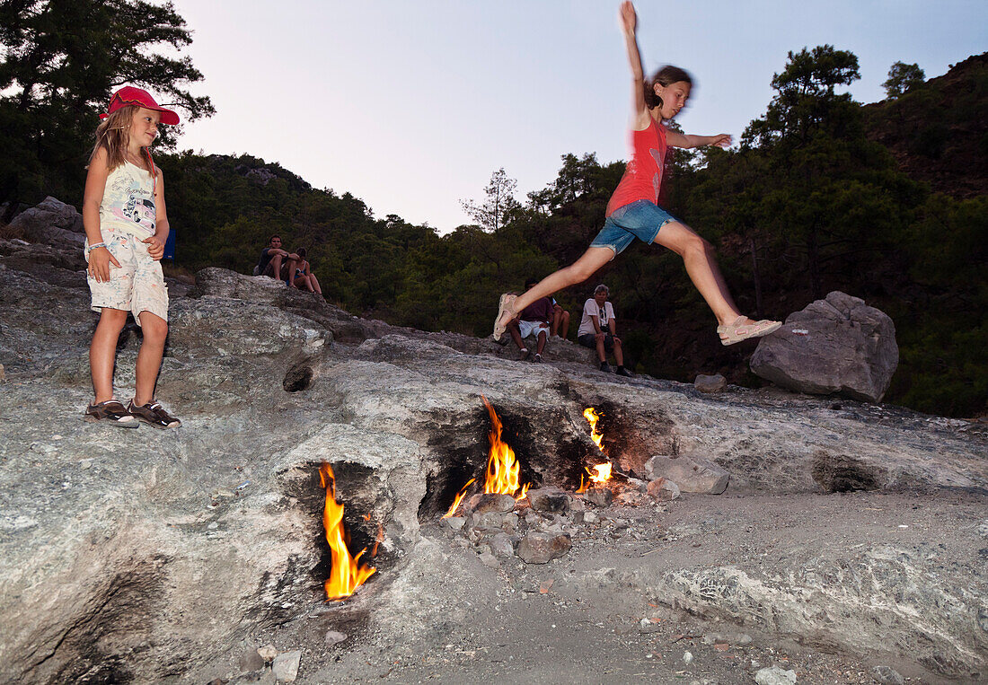 Kinder springen über Flammen, Brennender Berg, Flammen schlagen aus dem Boden, Ewige Flammen, Chimaira, Olympos, lykische Küste, Lykien, Mittelmeer, Türkei, Kleinasien