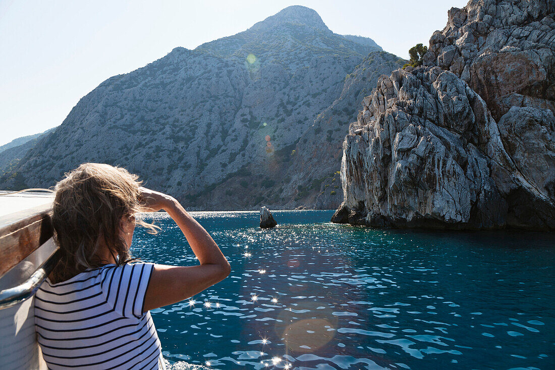 Frau schaut in die Landschaft, Segeltörn entlang der lykischen Küste, Bucht Ceneviz bei Cirali, Lykien, Mittelmeer, Türkei, Kleinasien