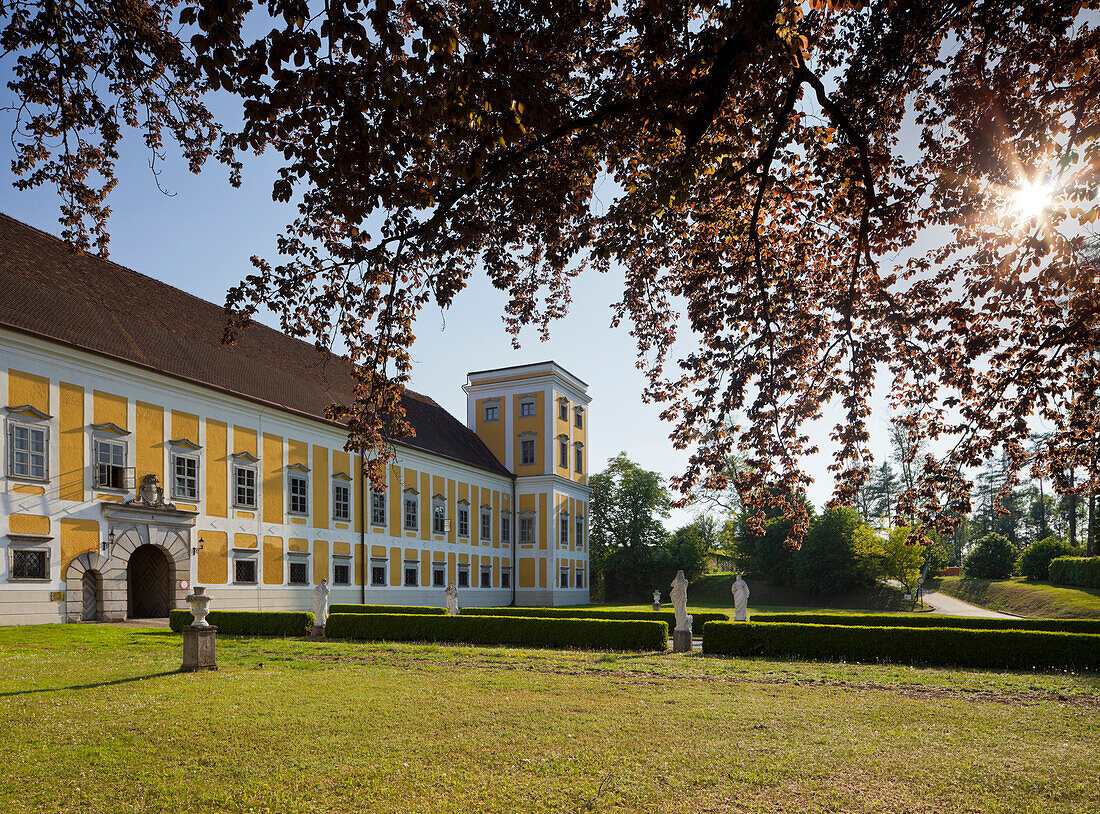 Schloss Tillysburg mit Park im Sonnenlicht, St. Florian, Oberösterreich, Österreich, Europa