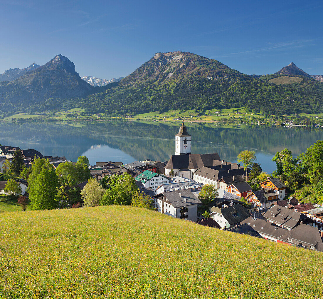 Blick auf Häuser und Kirchturm, St. Wolfgang am Wolfgangsee, Sparber, Bleckwand, Osterhorn, Salzkammergut, Oberösterreich, Österreich, Europa