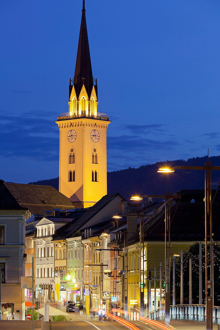 Beleuchteter Kirchturm der Stadtpfarrkirche am Hauptplatz am Abend, Villach, Kärnten, Österreich, Europa