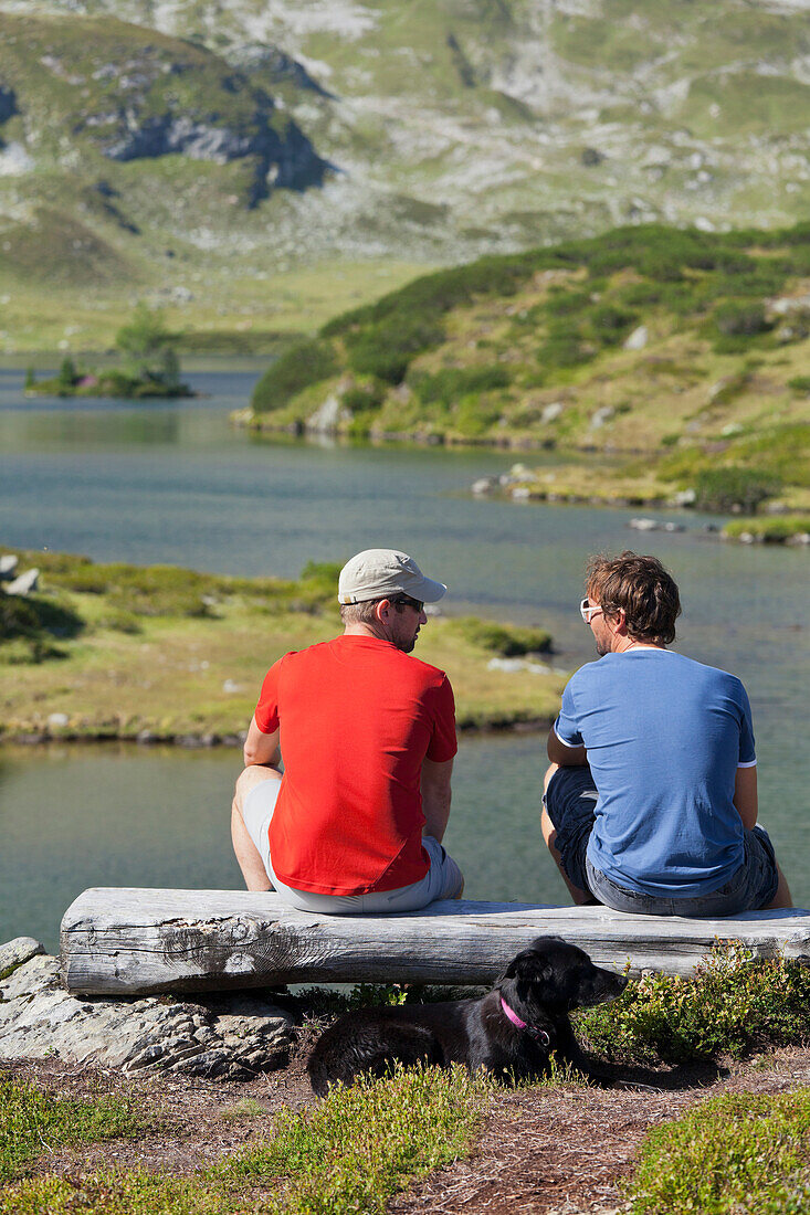 Hikers at Giglachsee lake, Znachspitze, Schladminger Tauern, Steiermark, Austria