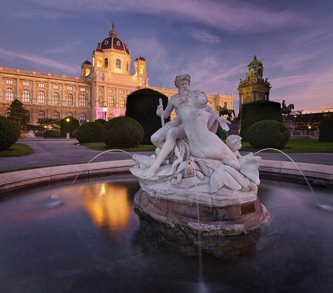Tritonenbrunnen und Kunsthistorisches Museum im Abendlicht, Maria Theresien Platz, 1. Bezirk, Wien, Österreich