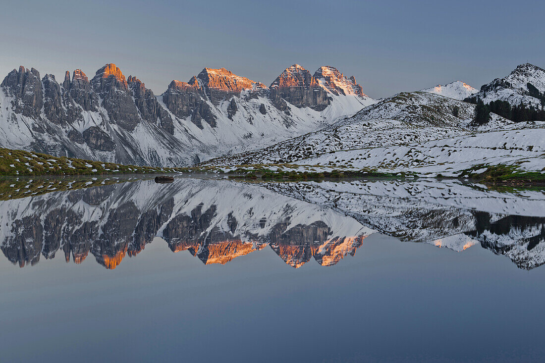 Kalkkögel spiegelt sich im Salfains See, Stubaier Alpen, Tirol, Österreich