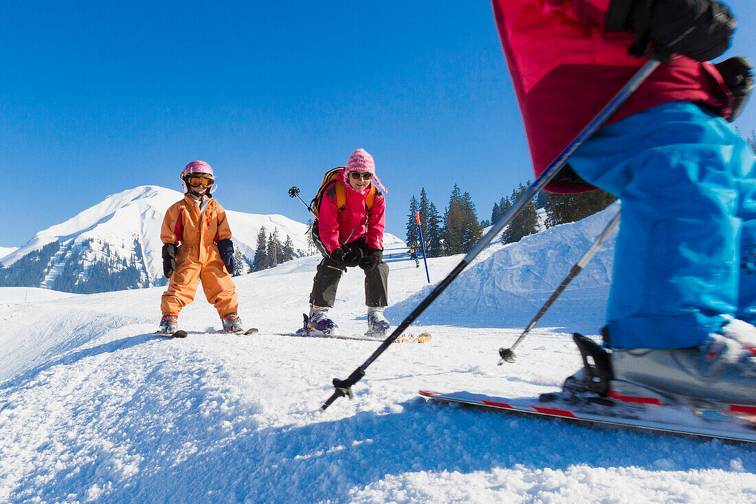 Mutter und Kinder fahren Ski, Skigebiet Wiriehorn, Diemtigtal, Berner Oberland, Schweiz, Europa