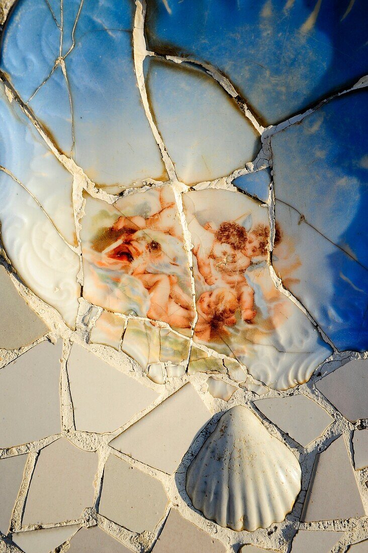 Detalle de trencadís del banco serpenteado de la plaza central del Park Güell, Antoni Gaudí i Cornet Siglo XX, Barcelona, Catalunya, España