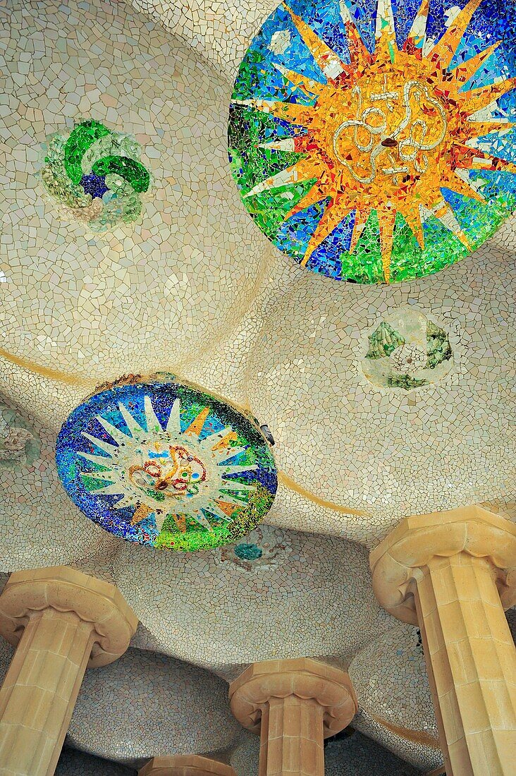 Detalle del techo de la sala hipóstila del Park Güell, Antoni Gaudí i Cornet Siglo XX, Barcelona, Catalunya, España