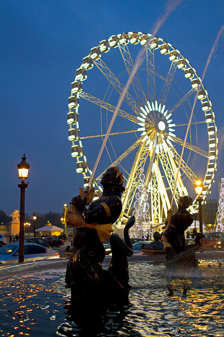 France, Paris, 75, 8th district, la Concorde square, Ferris wheel, and fountain, winter night 2011.