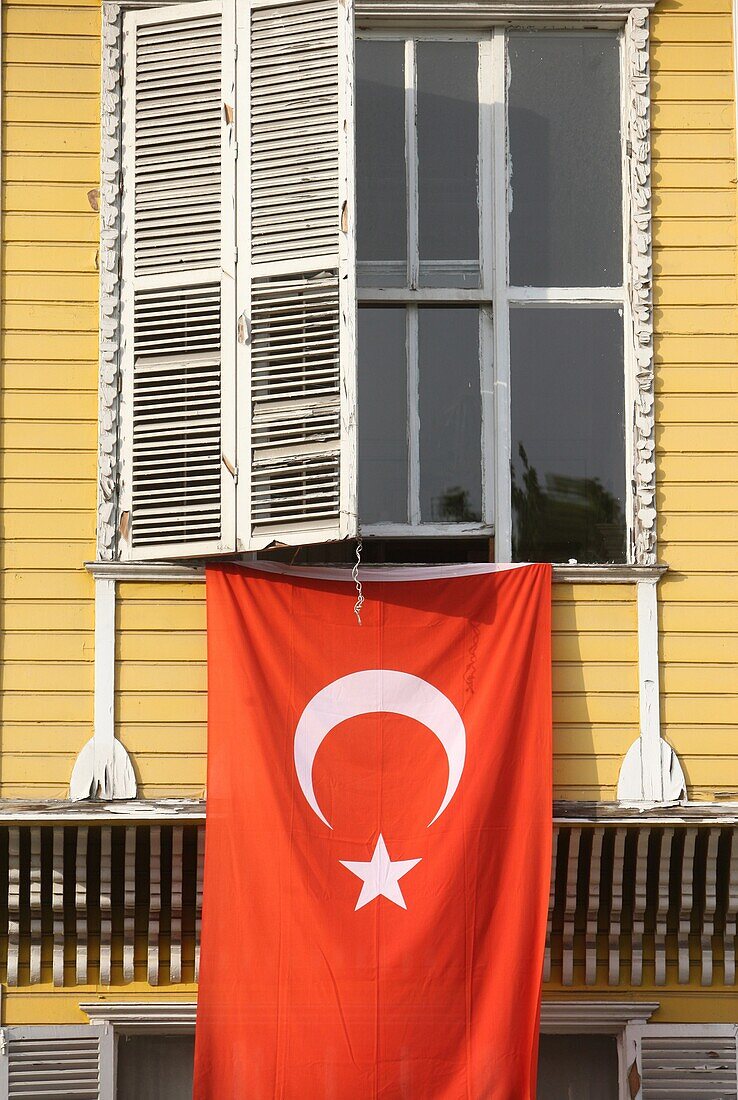Turkish flag hanging out of a window Istanbul. Turkey. (Istanbul, Marmara, Turquie)