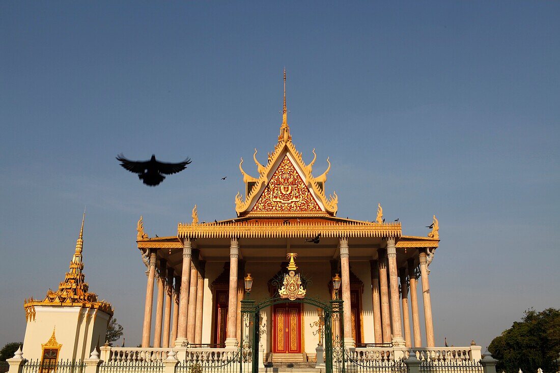 Wat Preah Keo Morokat, also known as the Silver Pagoda or Temple of the Emerald Buddha . Phnom Penh. Cambodia. (Phnom Penh, Cambodge)