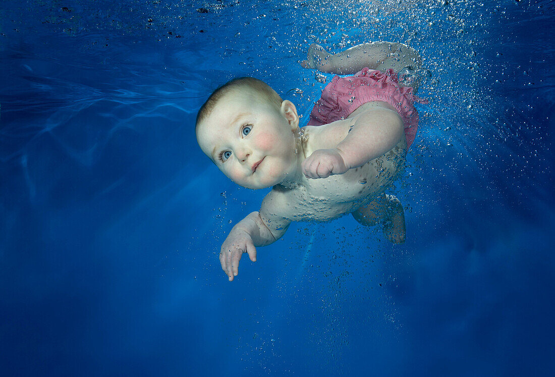 Kleines Mädchen taucht Unterwasser, Babytauchen, Tauchen, Baby