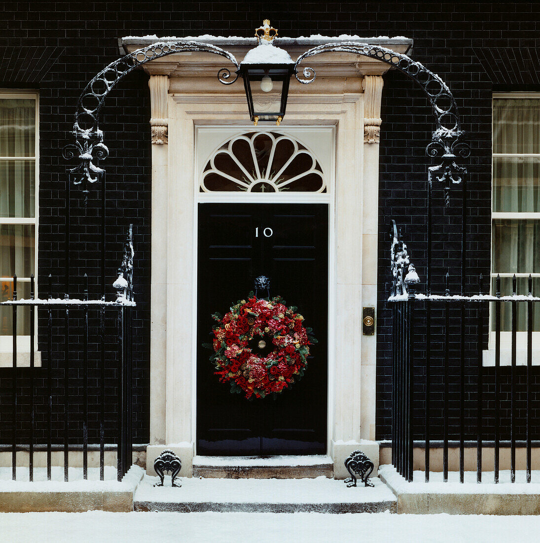 Door of Number 10 Downing Street in snow. UK Prime Minister´s front door with Christmas wreath in snow