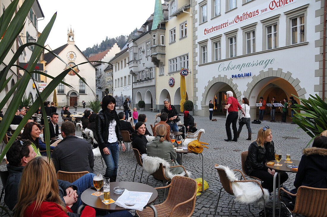 Menschen in Strassencafes in der Marktstraße, Feldkirch, Vorarlberg, Österreich, Europa