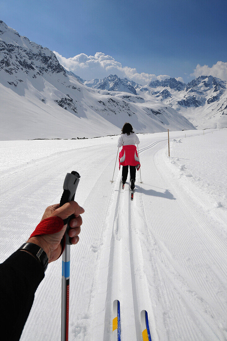 Langläufer auf der Bieler Höhe an der Silvretta, Montafon, Vorarlberg, Österreich, Europa