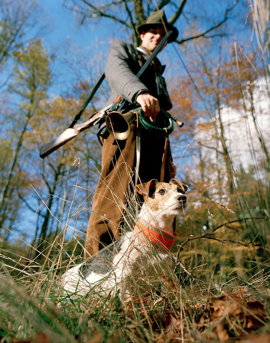 Jäger mit Gewehr, Horn und Hund, Mischwald nahe Schloss Frankenberg, Weigenheim, Mittelfranken, Bayern, Deutschland, Europa