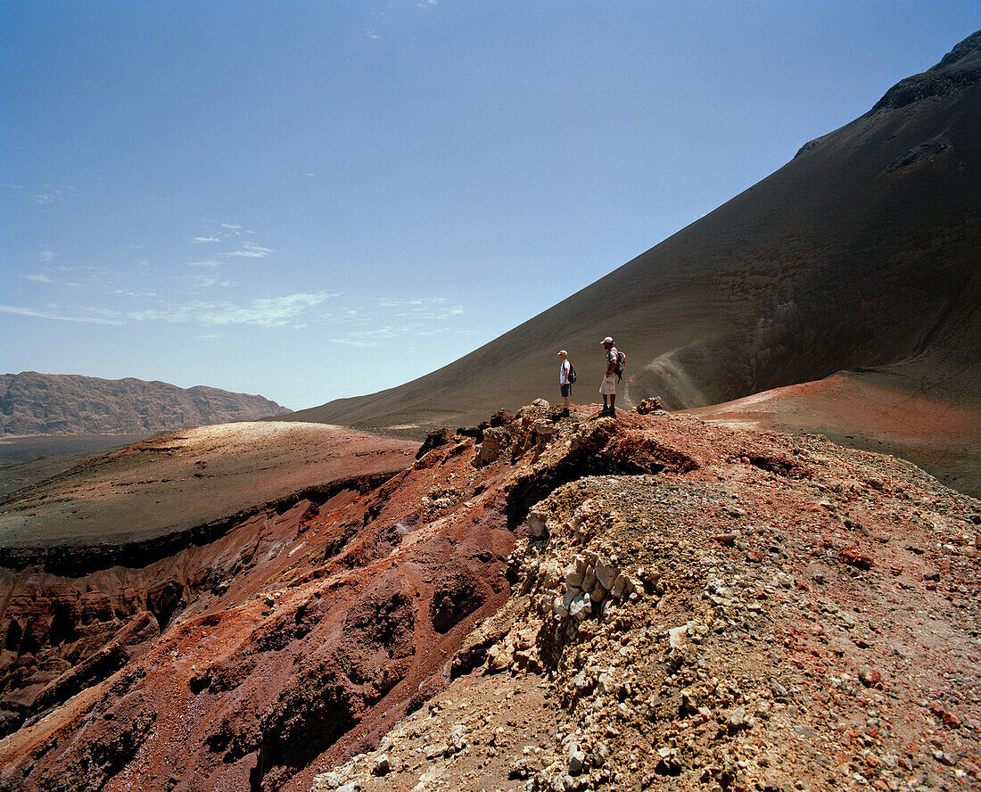 Wanderer in der Cha das Caldeiras, Aschefeld unter Pico Pequeno, Insel Fogo, Ilhas do Sotavento, Republic Kap Verde, Afrika