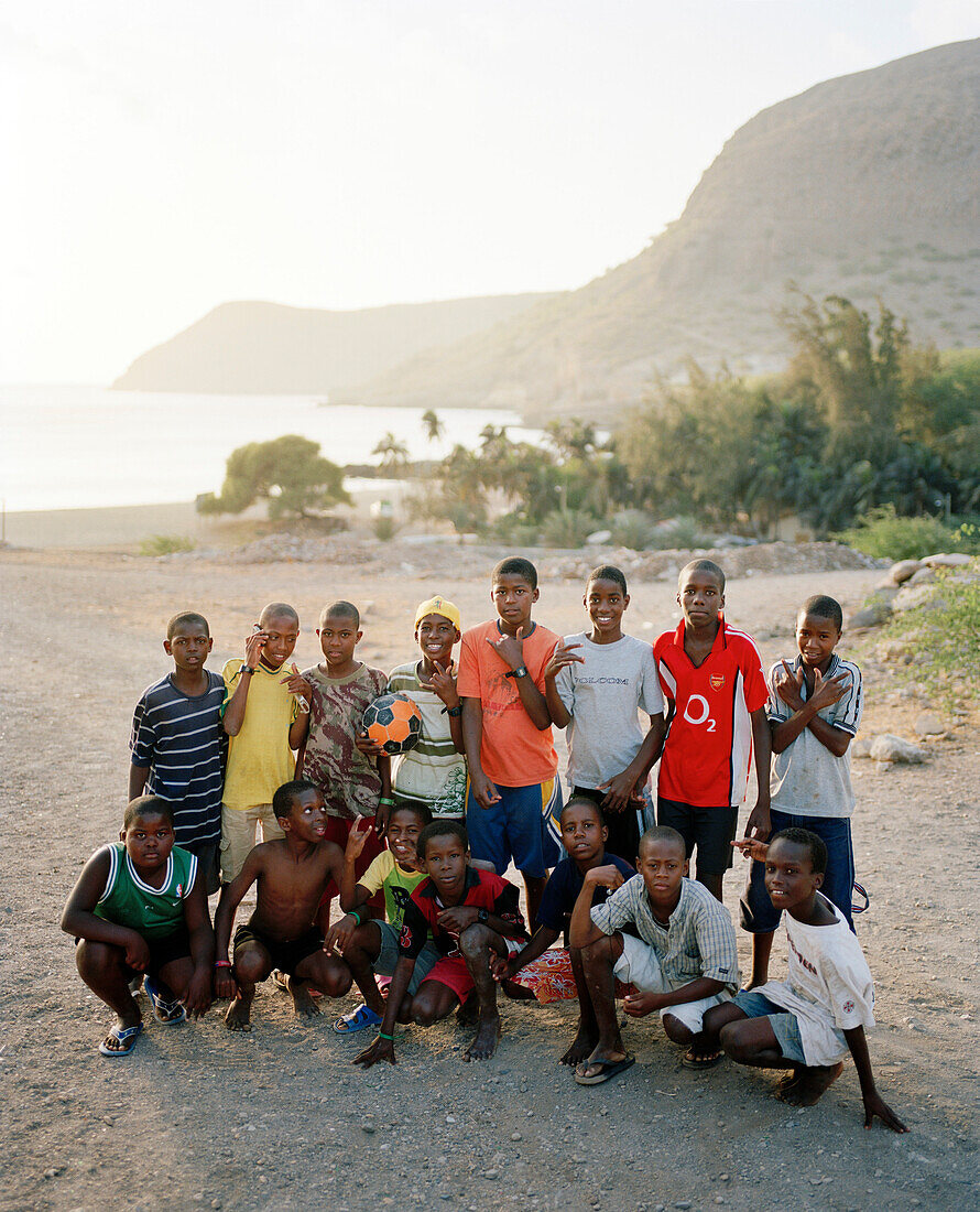 Gruppe von fussballspielenden Jungs in der Bucht von Tarrafal, Insel Santiago, llhas do Sotavento, Republic Kap Verde, Afrika