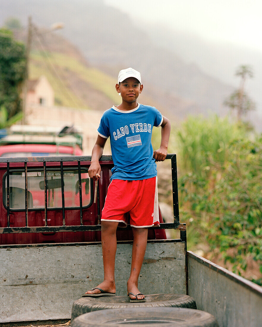Junge auf der Ladefläche eines Pickup im Dorf Cha Manuel Dos Santos, Valle Paul, Santo Antao, Ilhas de Barlavento, Republic Kap Verde, Afrika