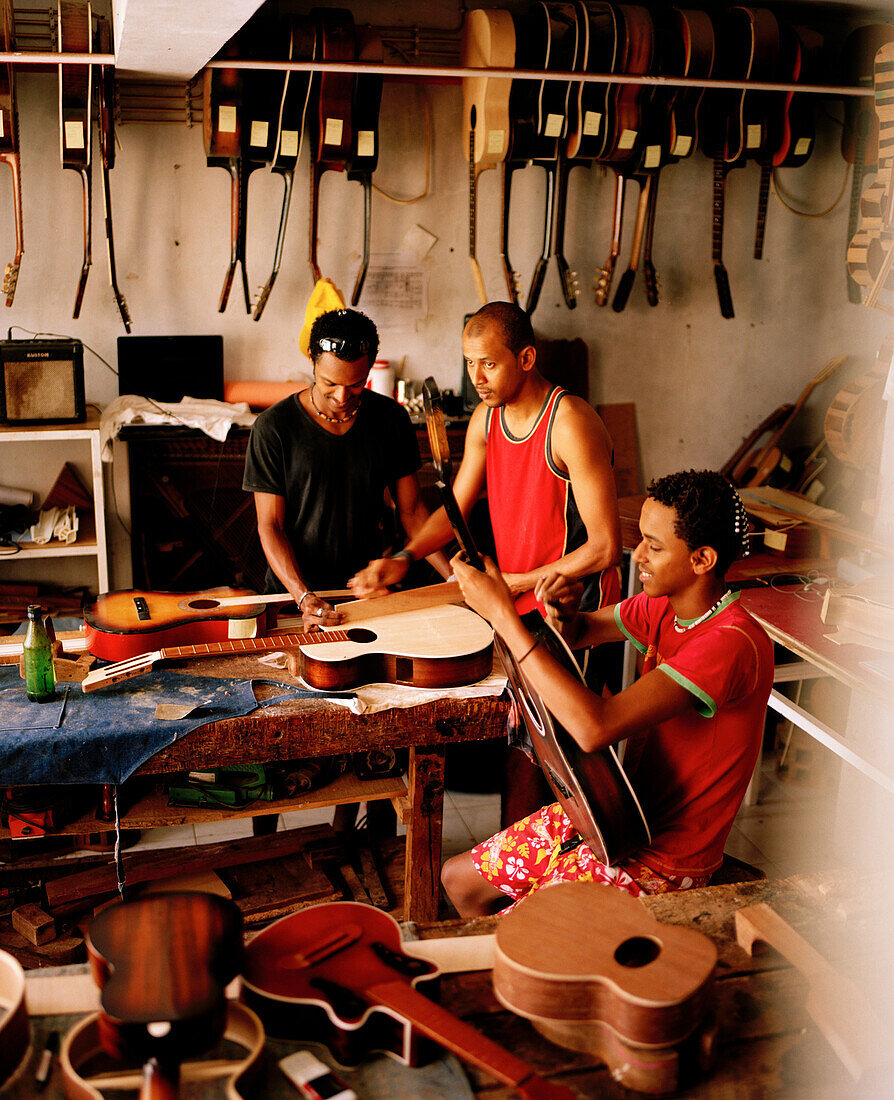 Gitarrenwerkstatt der Familie Baptista Fonseca, Mindelo, Insel Sao Vicente, Ilhas de Barlavento, Republic Kap Verde, Afrika