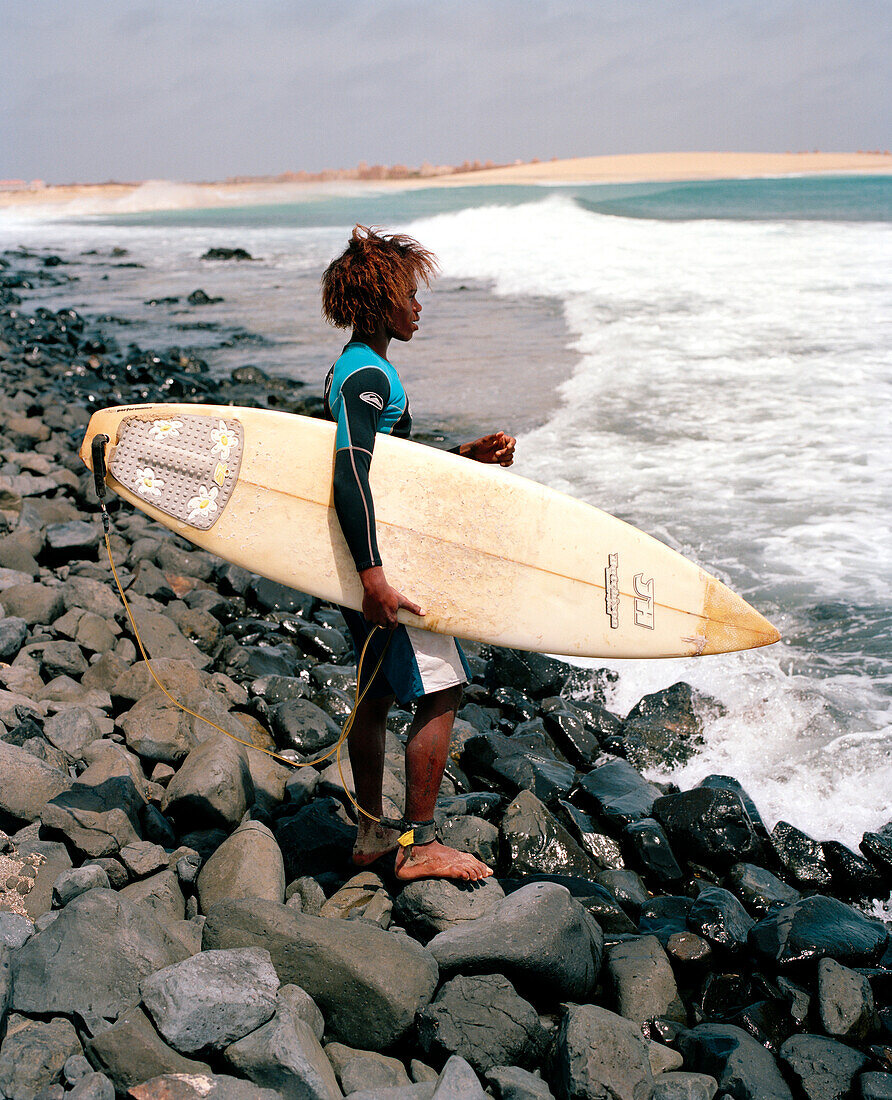 Kapverdianer geht surfen in Ponta Preta, westlich Santa Maria, Sal, Ilhas de Barlavento, Republic Kap Verde, Afrika