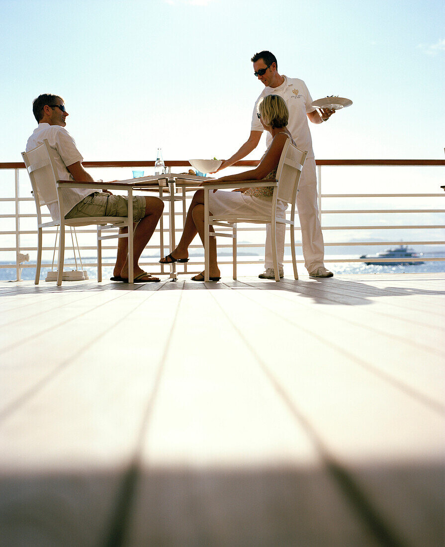 Couple on the terrace of the Eden-Roc Pavillion, Hotel du Cap-Eden-Roc Boulevard JF Kennedy, BP 29, 06601 Antibes Cedex, Cote d'Azur, France, Europe