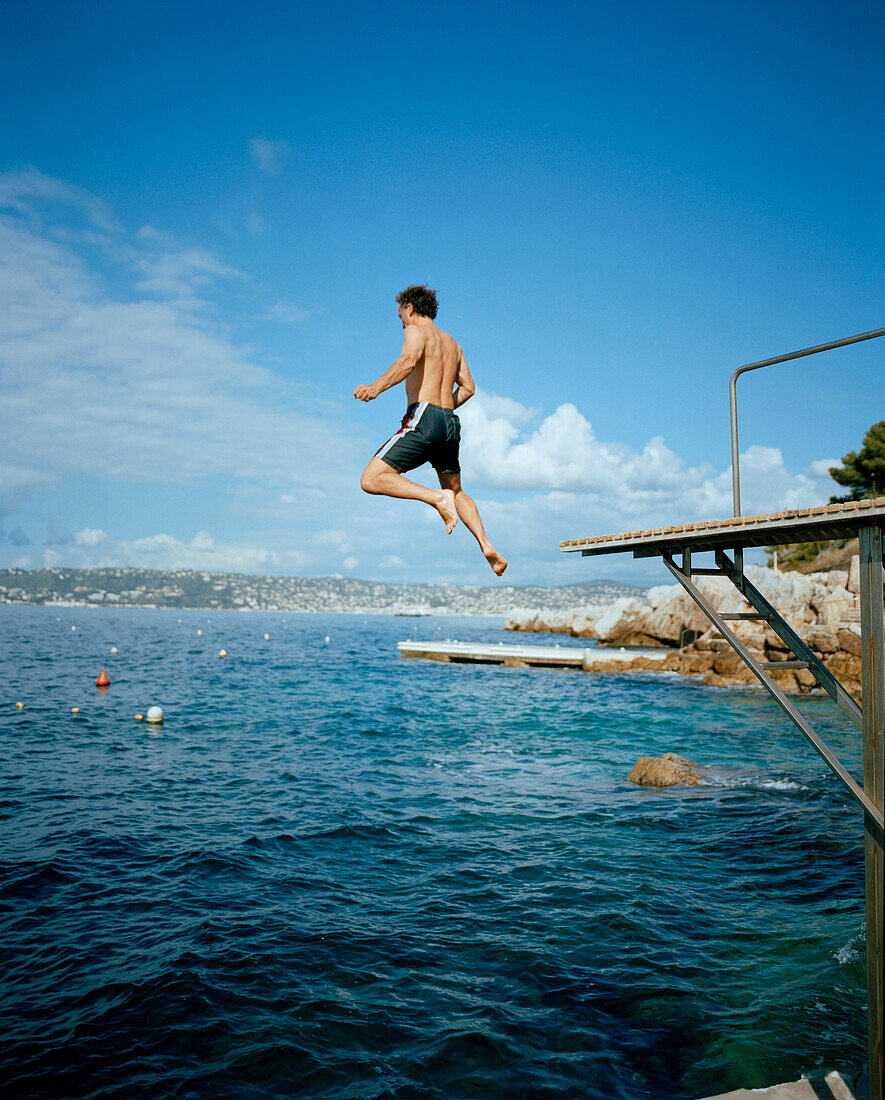 Man jumping into the sea, area of Hotel du Cap-Eden-Roc Boulevard JF Kennedy, BP 29, 06601 Antibes Cedex, Cote d'Azur, France, Europe