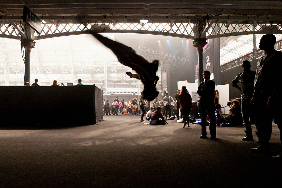 Tänzer macht einen Salto, Vorbereitung der Choreographie beim MoveIt, Tanzfestival in Olympia Exhibition Centre, Kensington, London, England, Grossbritannien