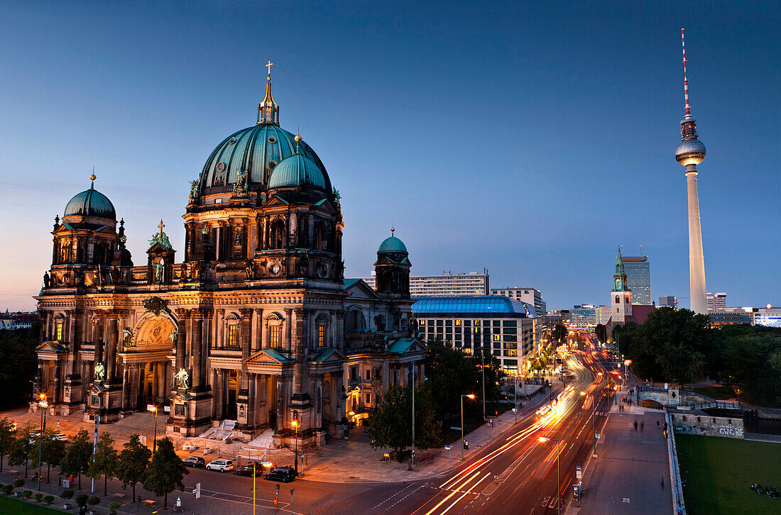 Schlossplatz mit Blick auf Berliner Dom und Fernsehturm Berlin Mitte, Berlin, Deutschland