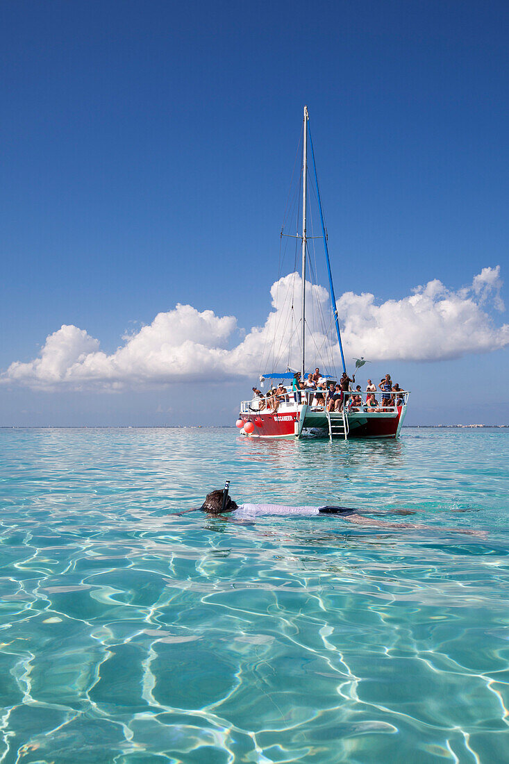 Schnorchler und Katamaran Ausflugsboot im kristallklaren Wasser an der Stingray City Sandbank, Grand Cayman, Kaimaninseln (Cayman-Inseln), Karibik
