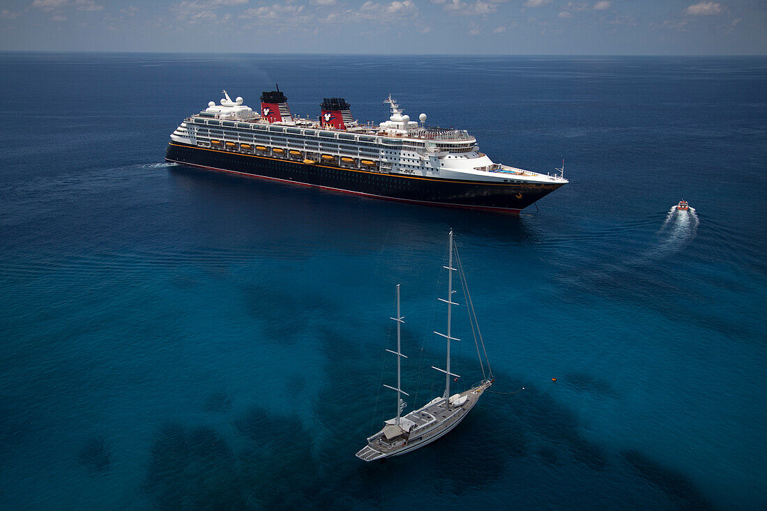 Luftaufnahme von Segelboot und Kreuzfahrtschiff Disney Magic (Disney Cruise Line), George Town, Grand Cayman, Kaimaninseln (Cayman-Inseln), Karibik