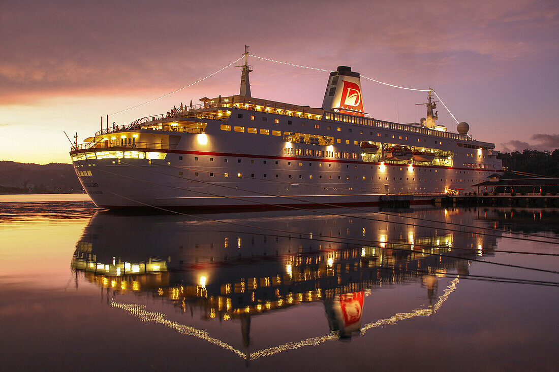 Kreuzfahrtschiff MS Deutschland (Reederei Peter Deilmann) im Hafen bei Sonnenuntergang, Port Antonio, Portland, Jamaika, Karibik