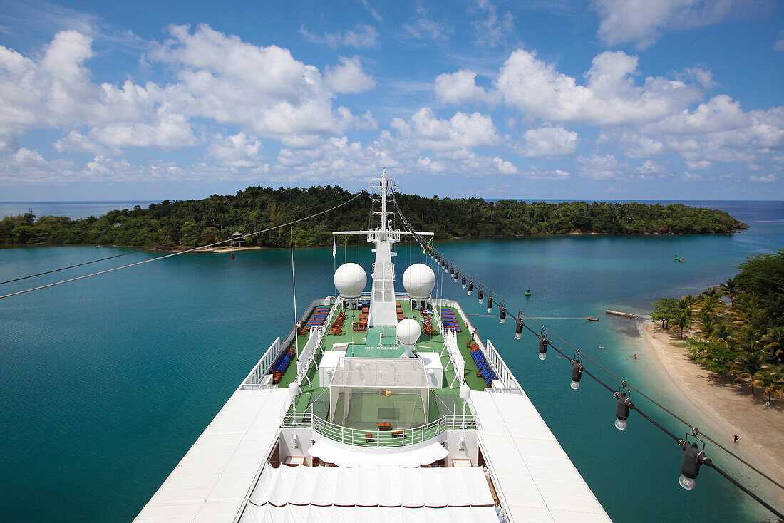 Pool und Deck von Kreuzfahrtschiff MS Deutschland (Reederei Peter Deilmann) im Hafen mit Strand, Port Antonio, Portland, Jamaika, Karibik