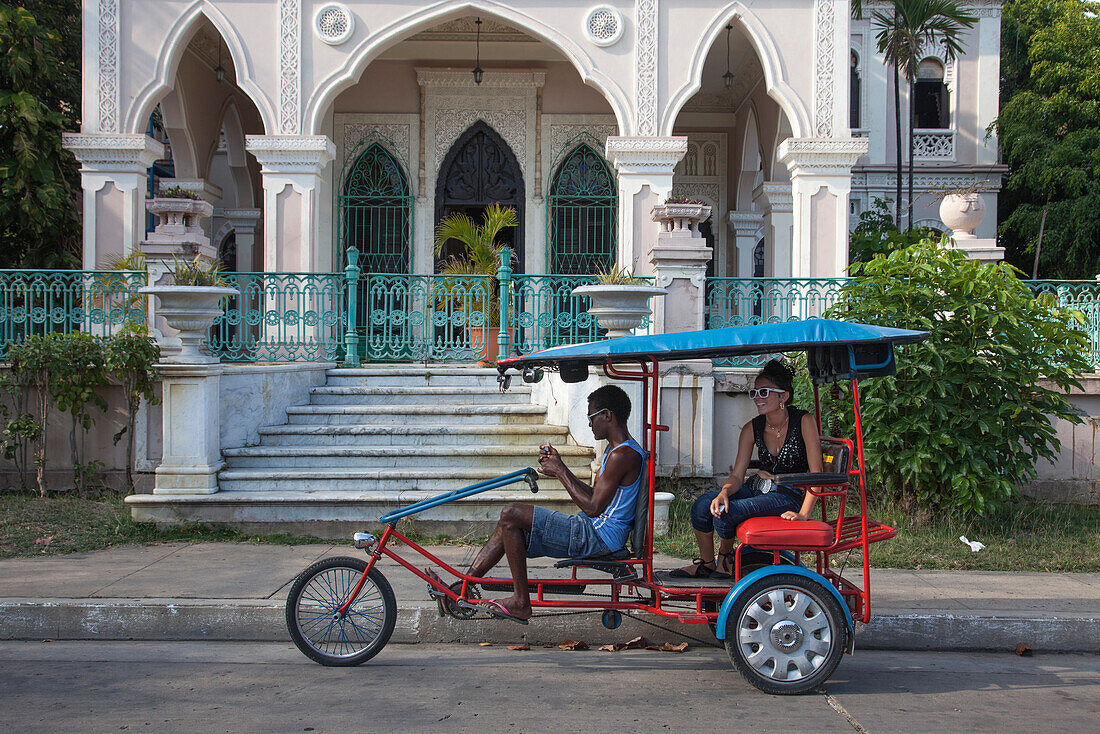 Man chauffiert Frau auf seinem BiciTaxi, Fahrrad Taxi, Cienfuegos, Cienfuegos, Kuba, Karibik