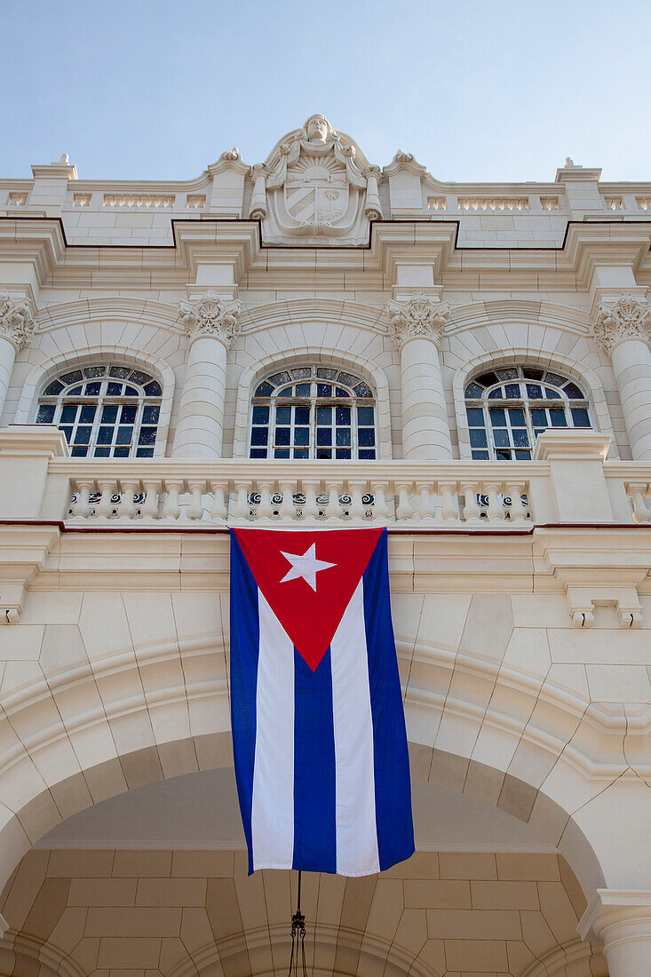 Eine kubanische Flagge hängt an einem Gebäude, Havanna, Havana, Kuba, Karibik