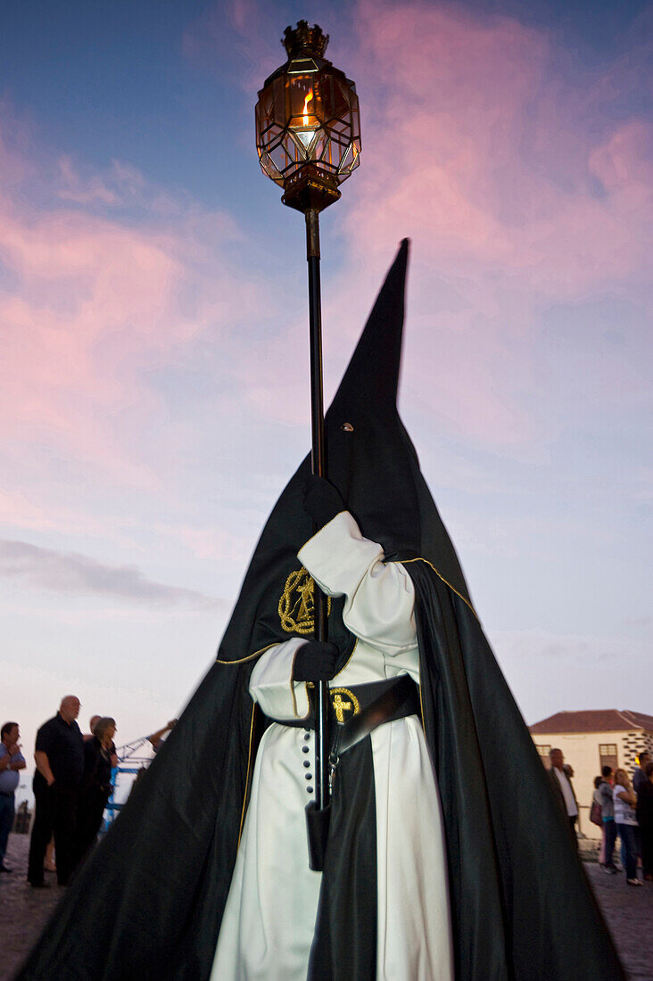 Maskierter Laternenträger bei der Osterprozession, Semana Santa, Puerto de la Cruz, Teneriffa, Kanarische Inseln, Spanien, Europa